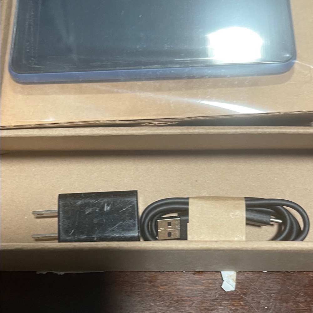 Amazon blue tablet - Picture 2 of 5